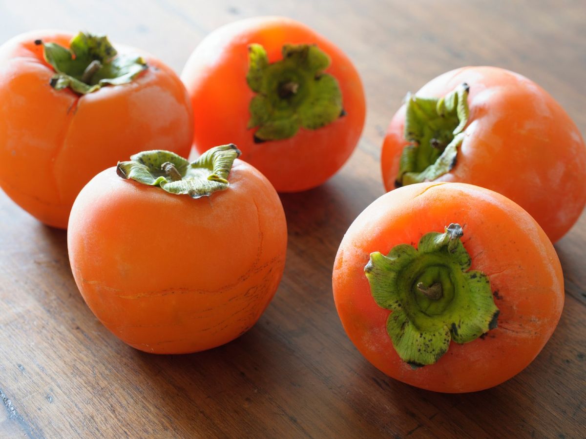 Ambos nombres, caqui y persimón, se refieren a la misma fruta