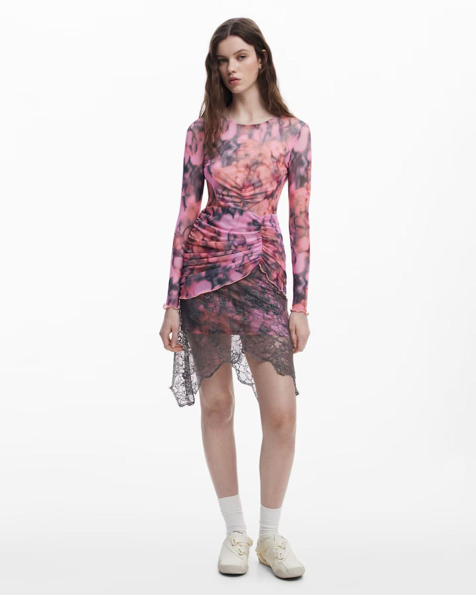 Vestido mini rosa asimétrico de Desigual x Collina Strada. Vestido mini rosa asimétrico de Desigual x Collina Strada.