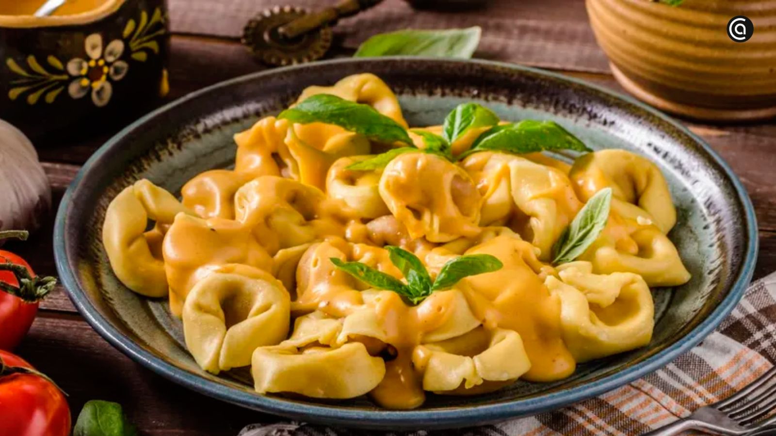 Tortellini de carne con salsa de queso
