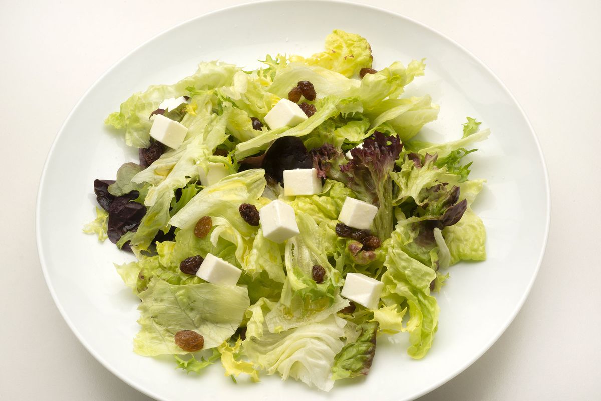6162 2 Ensalada de lechugas variadas, pasas y queso xl