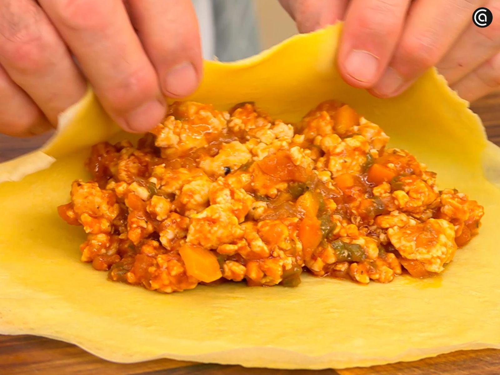 Coloca el relleno en cada crepe