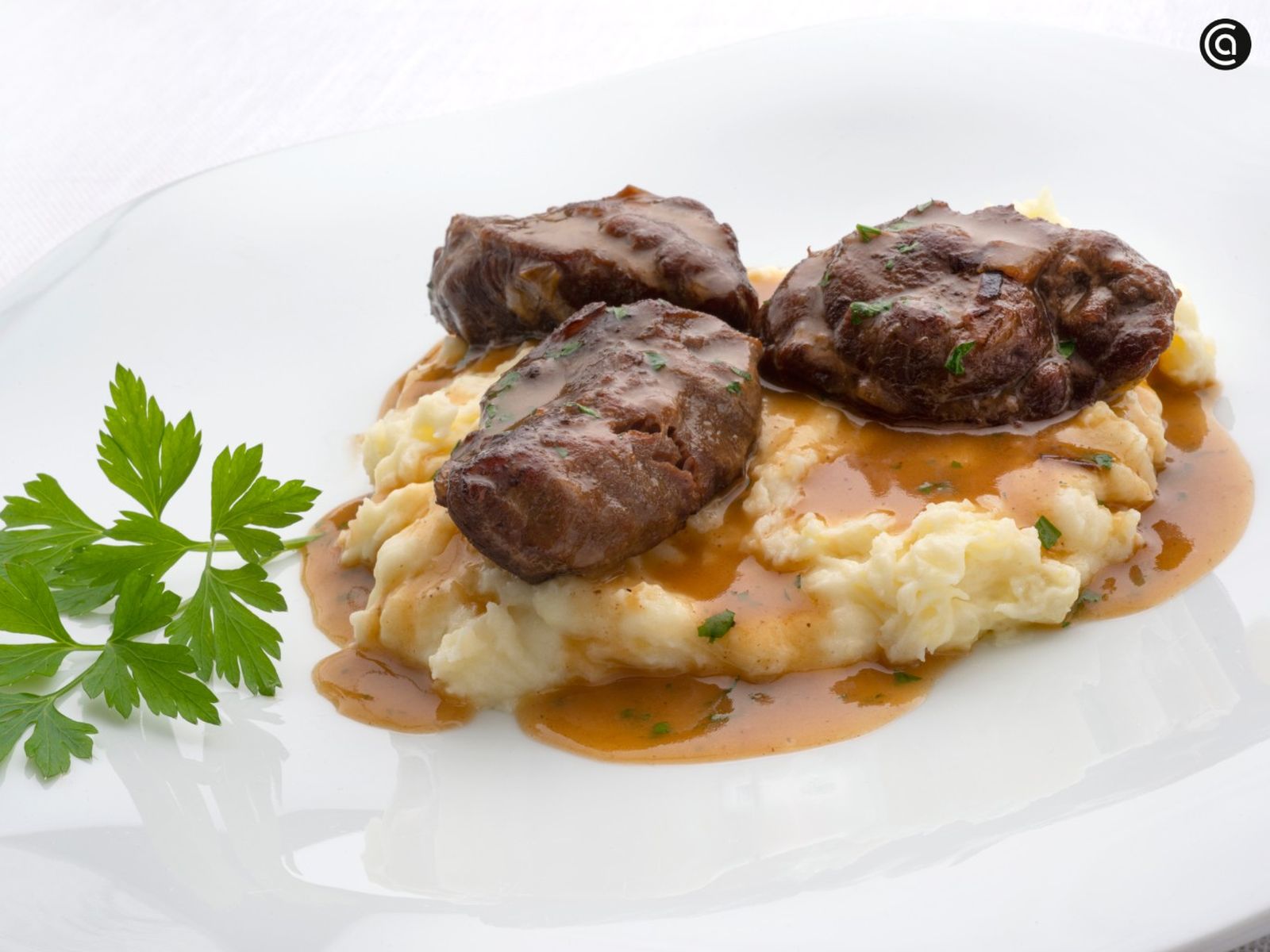 Carrilleras de cerdo asadas con puré de patatas, receta jugosa al horno de Karlos Arguiñano