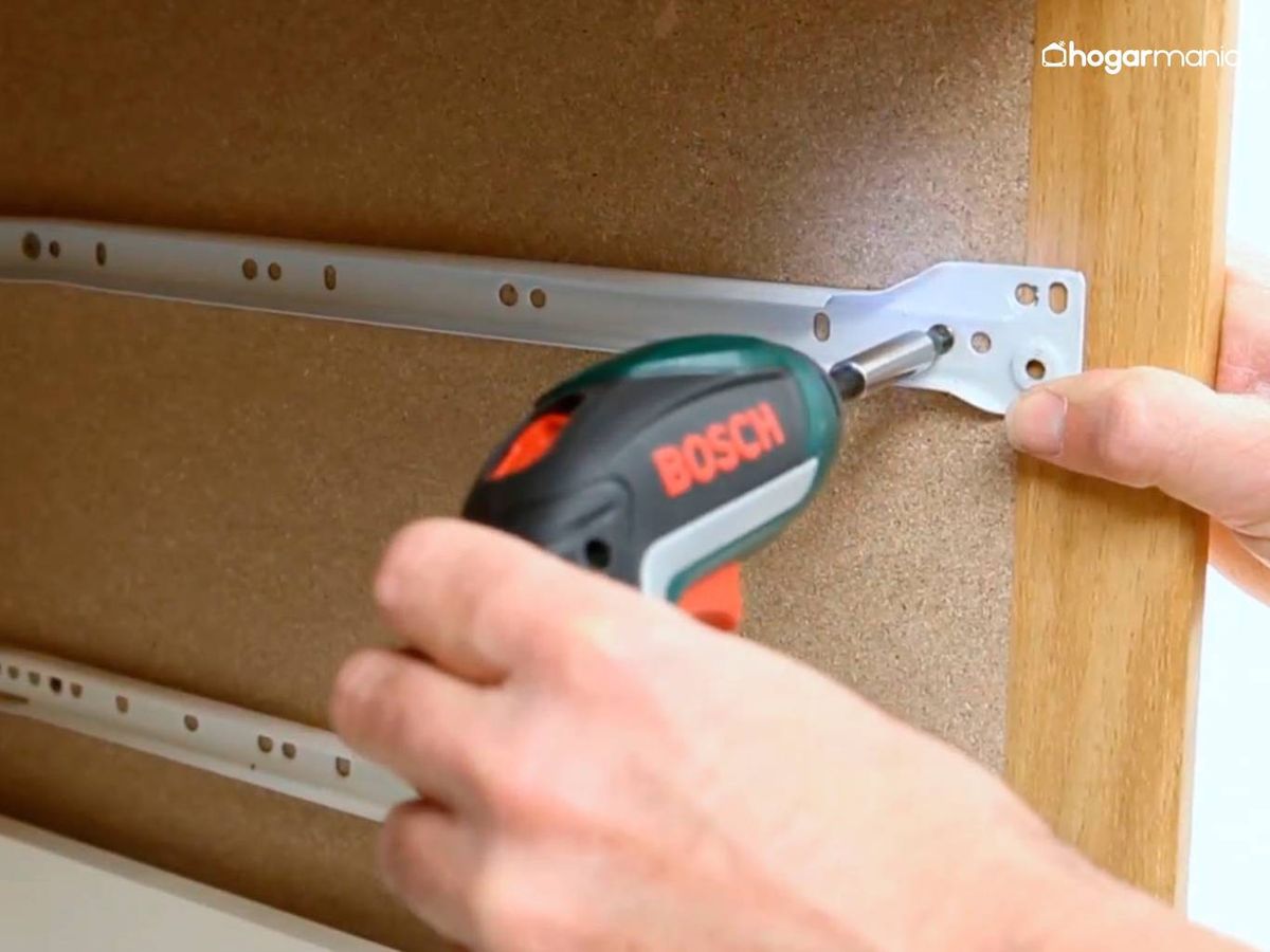 Suelta los tornillos de la guía