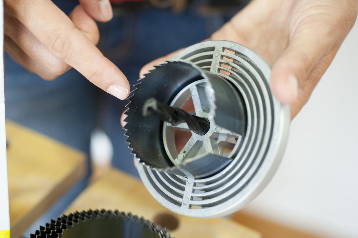 Bricomania 665 Colocar tapa pasacables p2