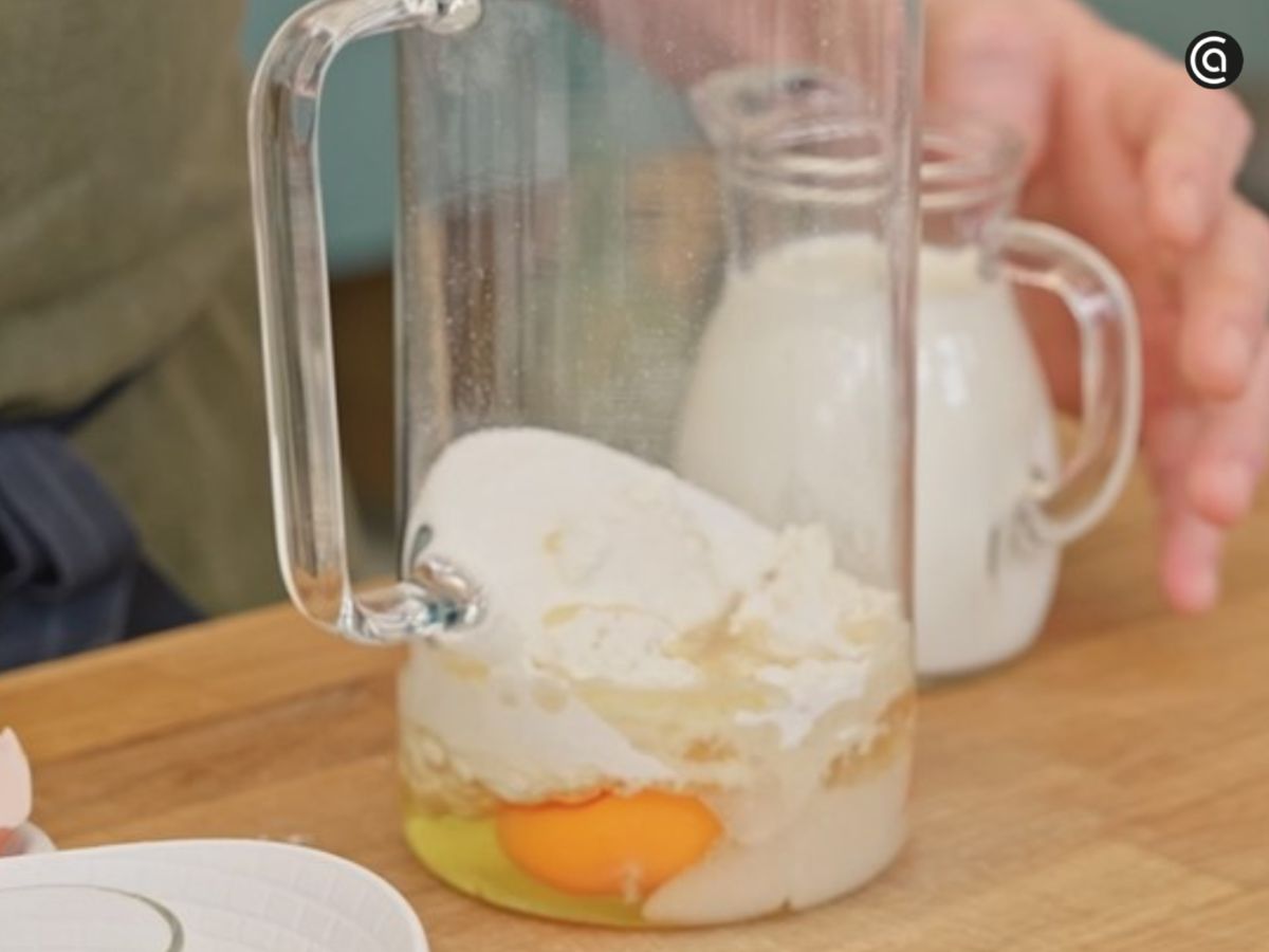 Los huevos, la harina y el resto de ingredientes se colocan juntos en el vaso para preparar la masa.