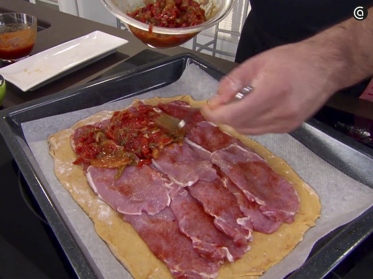 Rellena la masa de empanada con el lomo y los pimientos
