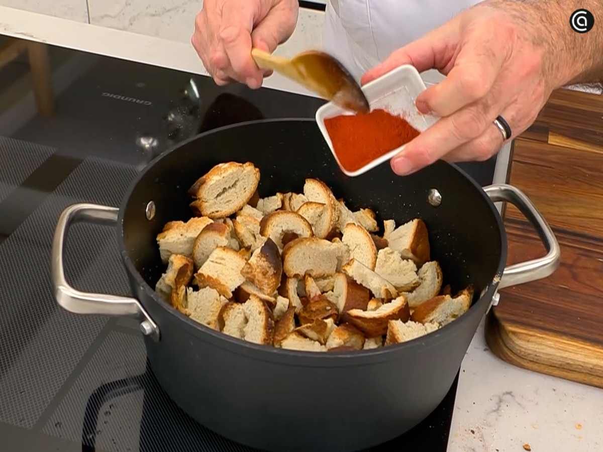 AÑade el pimentón y el caldo y cuece todo