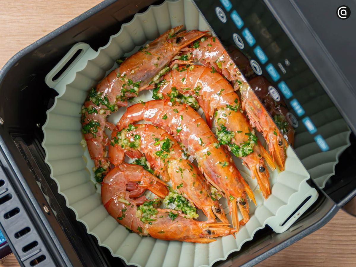 Coloca los gambones en una sola capa en la freidora de aire y cocínalos