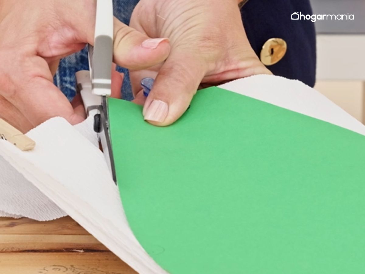 Colocamos la plantilla sobre el papel crepé doblado y recortamos varios pétalos a la vez.