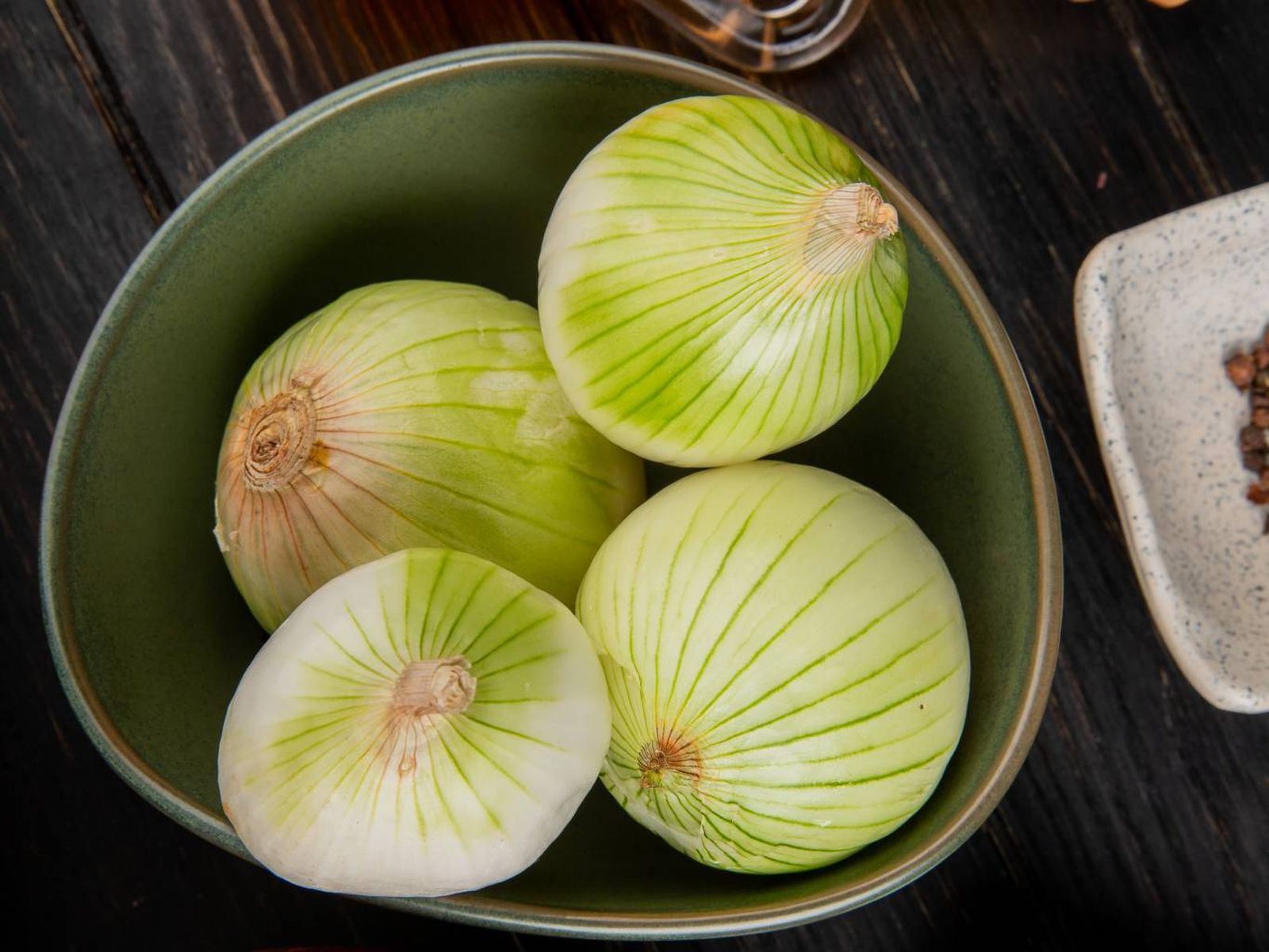 La cebolleta, con su sabor suave y tallos verdes, es perfecta para ensaladas. La cebolleta, con su sabor suave y tallos verdes, es perfecta para ensaladas.