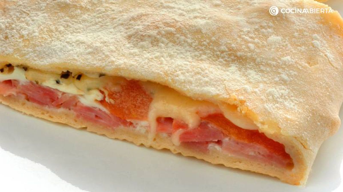 Sirve caliente el calzone recién hecho