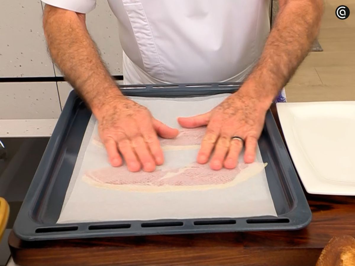 Extiende las lonchas en una bandeja y hornea hasta lograr una textura crujiente