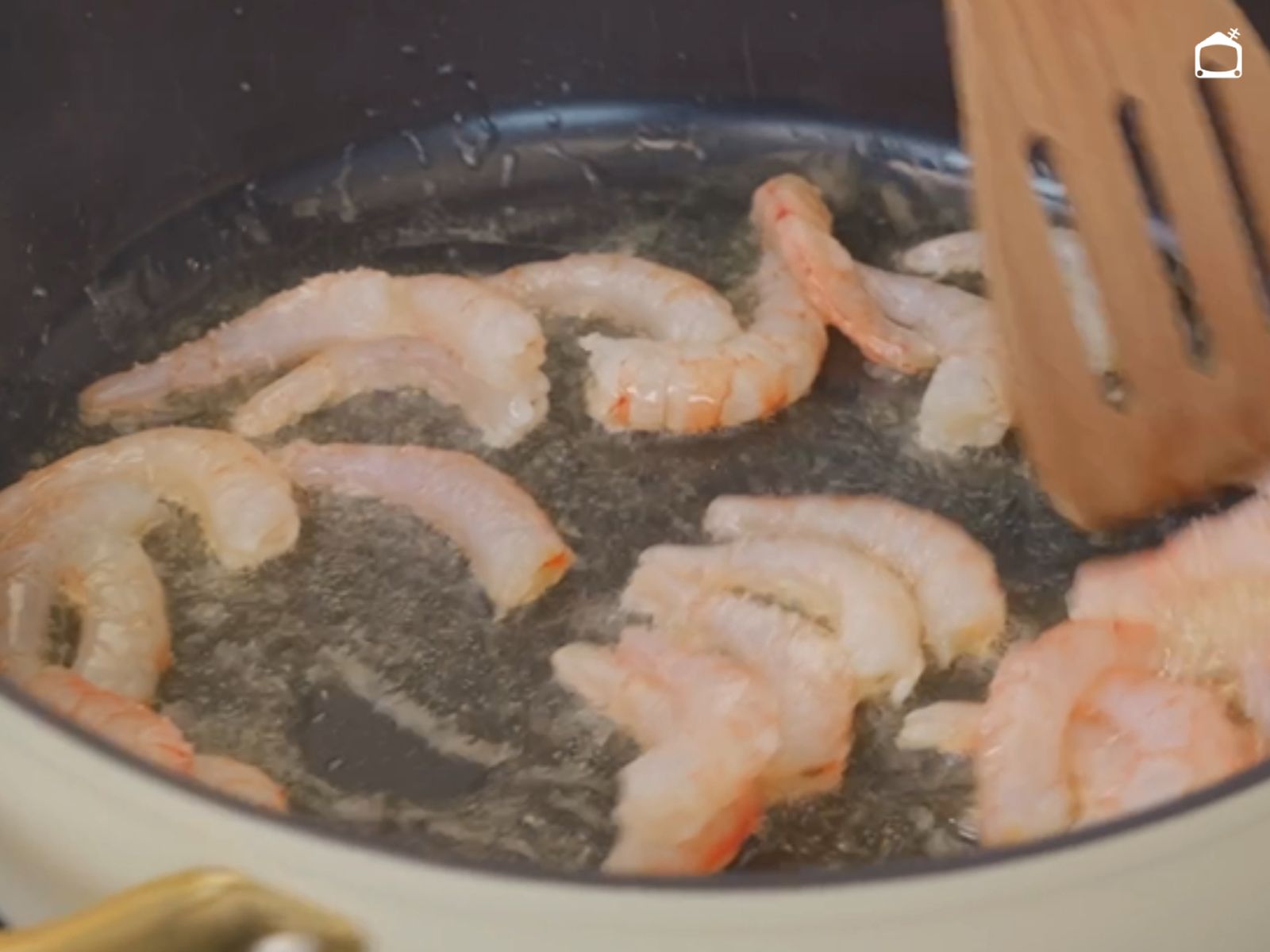 Salteamos las gambas unos minutos para que suelten aroma y cojan color.