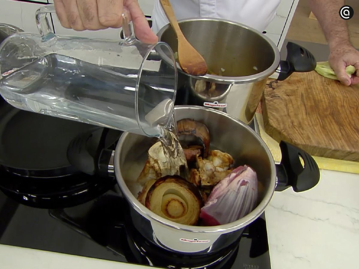 Añade los ingredientes a la cazuela y reserva