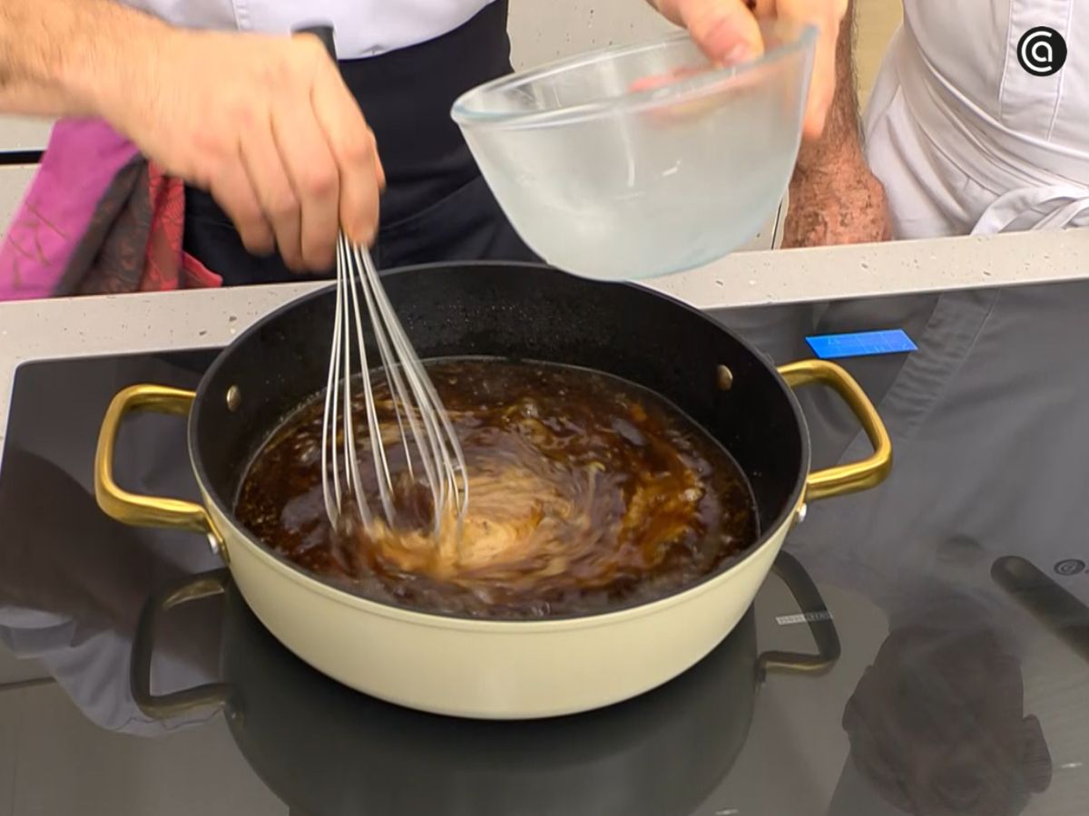 La harina de maíz dará el espesor justo a la salsa.