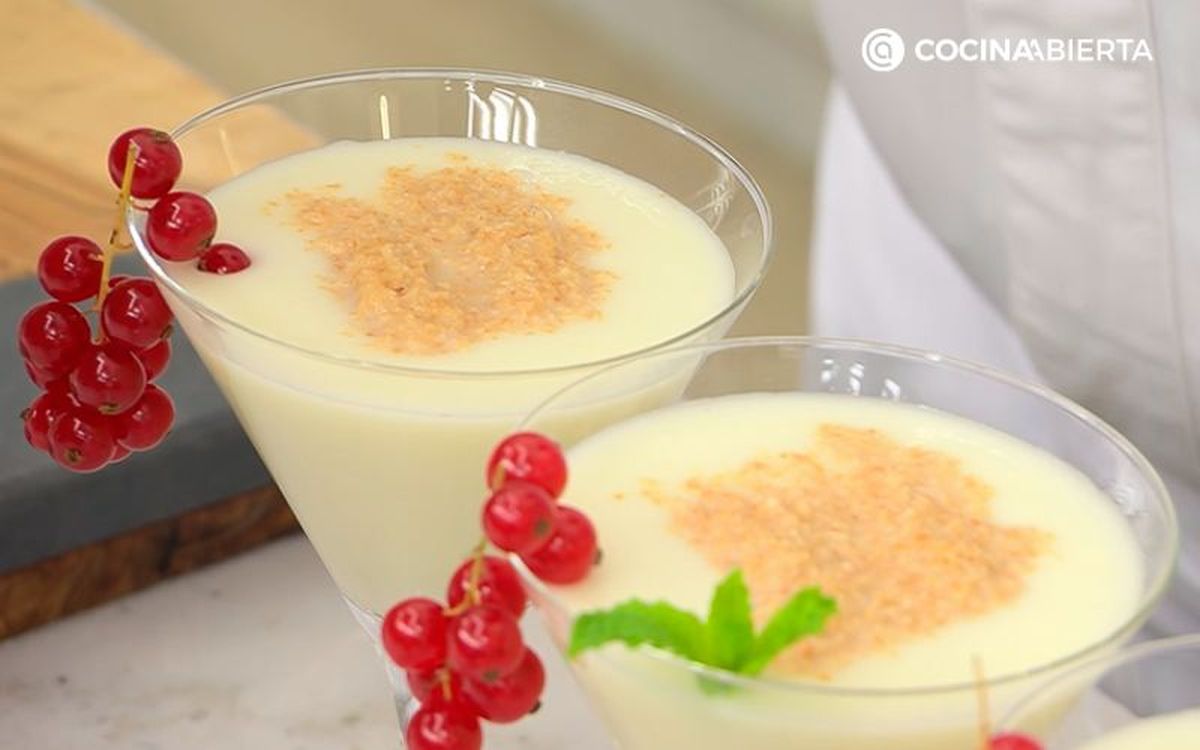 Sirve y decora la sopa fría de melón y coco