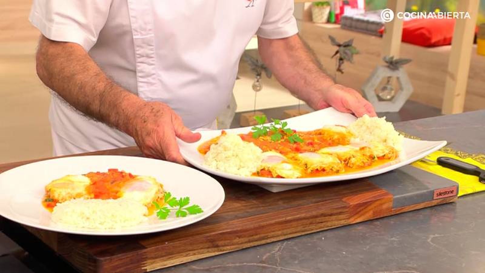 Sirve 2 huevos con su salsa y 2 cucharadas de arroz en cada plato Sirve 2 huevos con su salsa y 2 cucharadas de arroz en cada plato