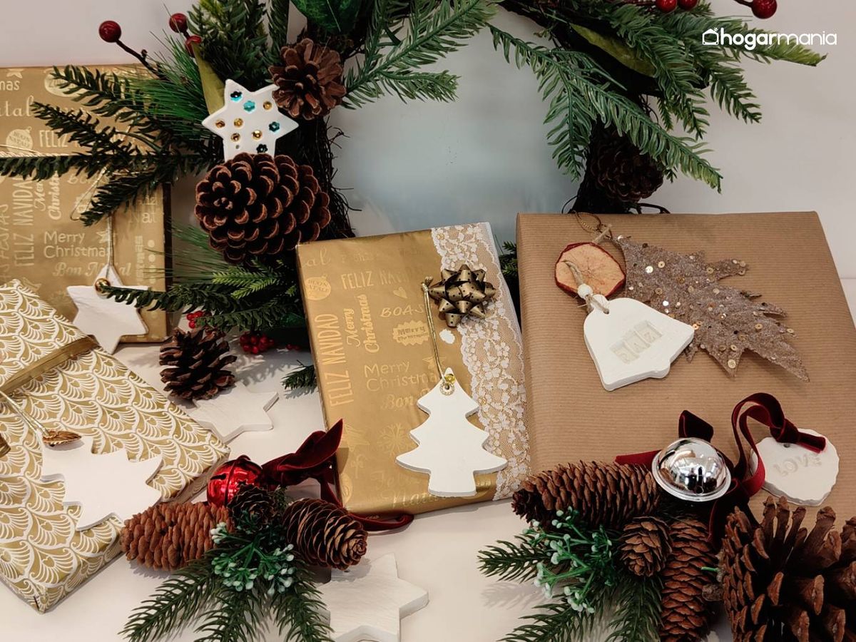 Diferentes adornos navideños de arcilla