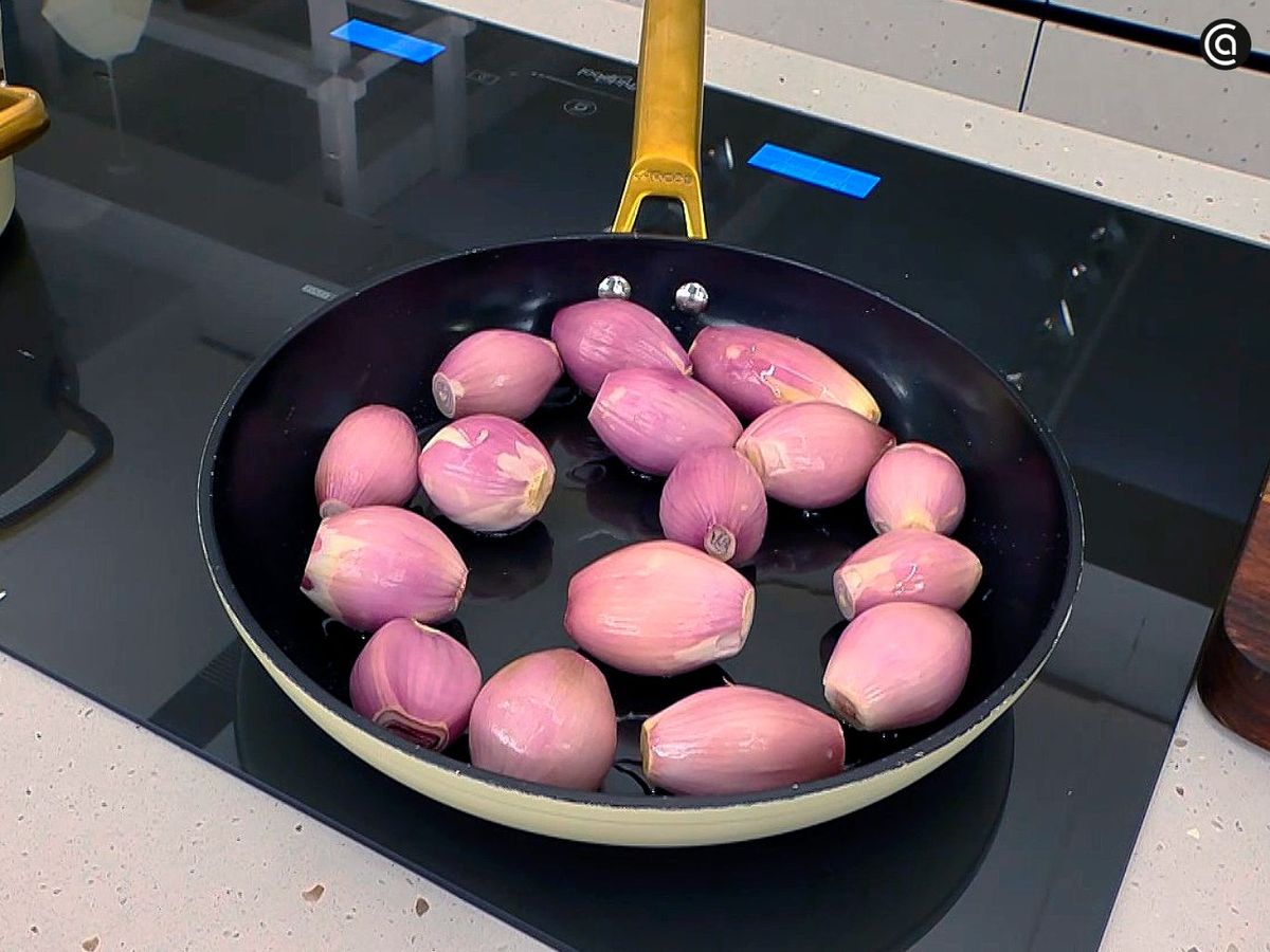 Carameliza las chalotas para acompañar la suprema de atún