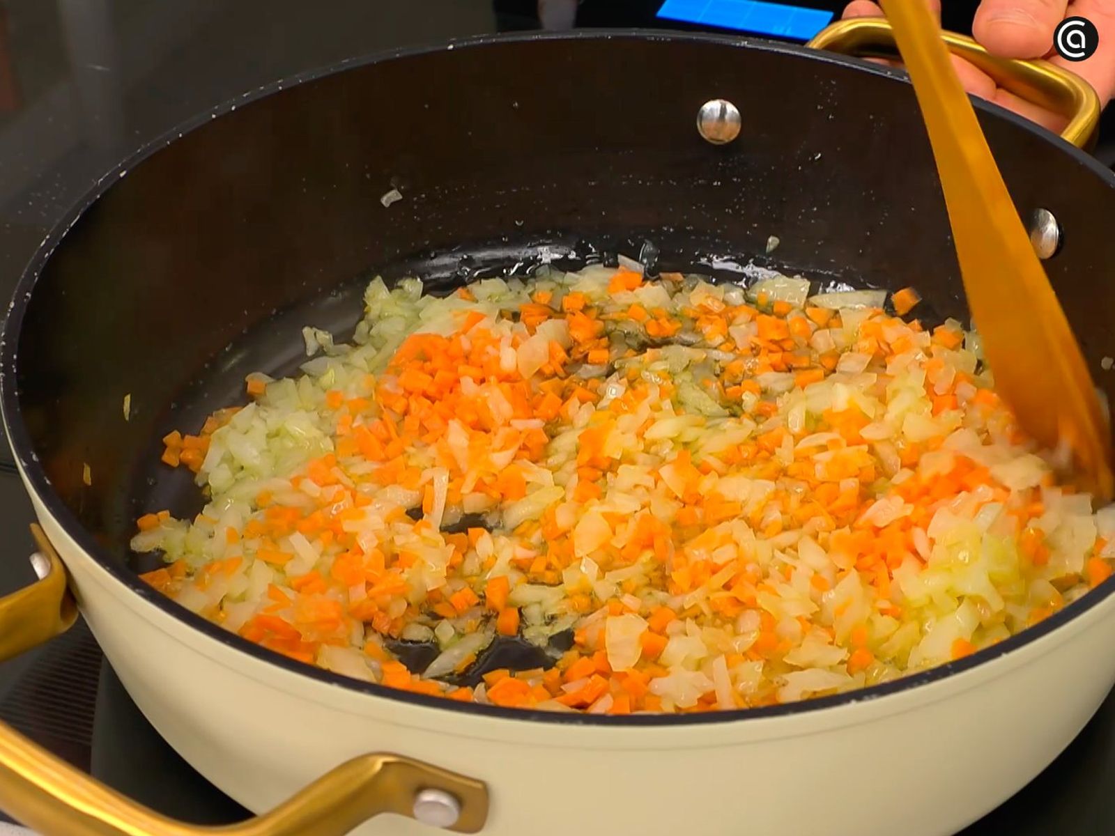 Sofríe la zanahoria y la cebolla en la sartén hasta que se ablanden