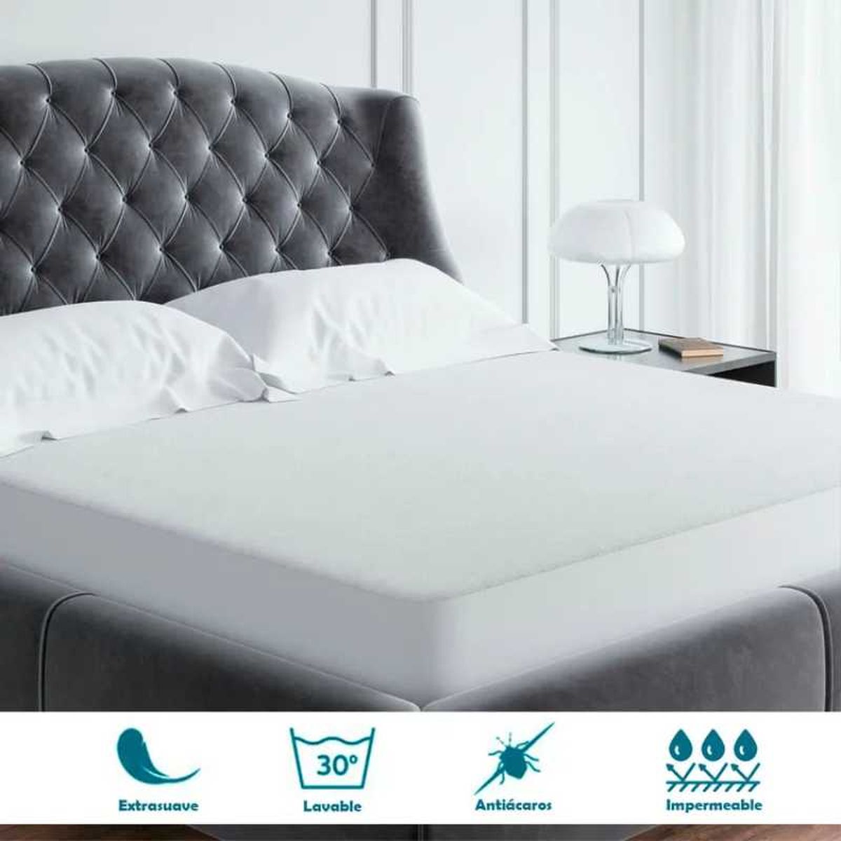 Cama con protector de colchón antiácaros.