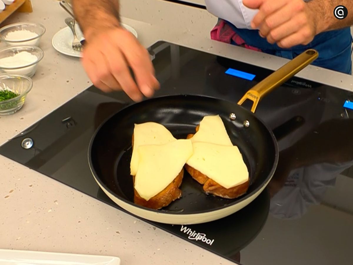 Dora las rebanadas y funde el queso sobre ellas