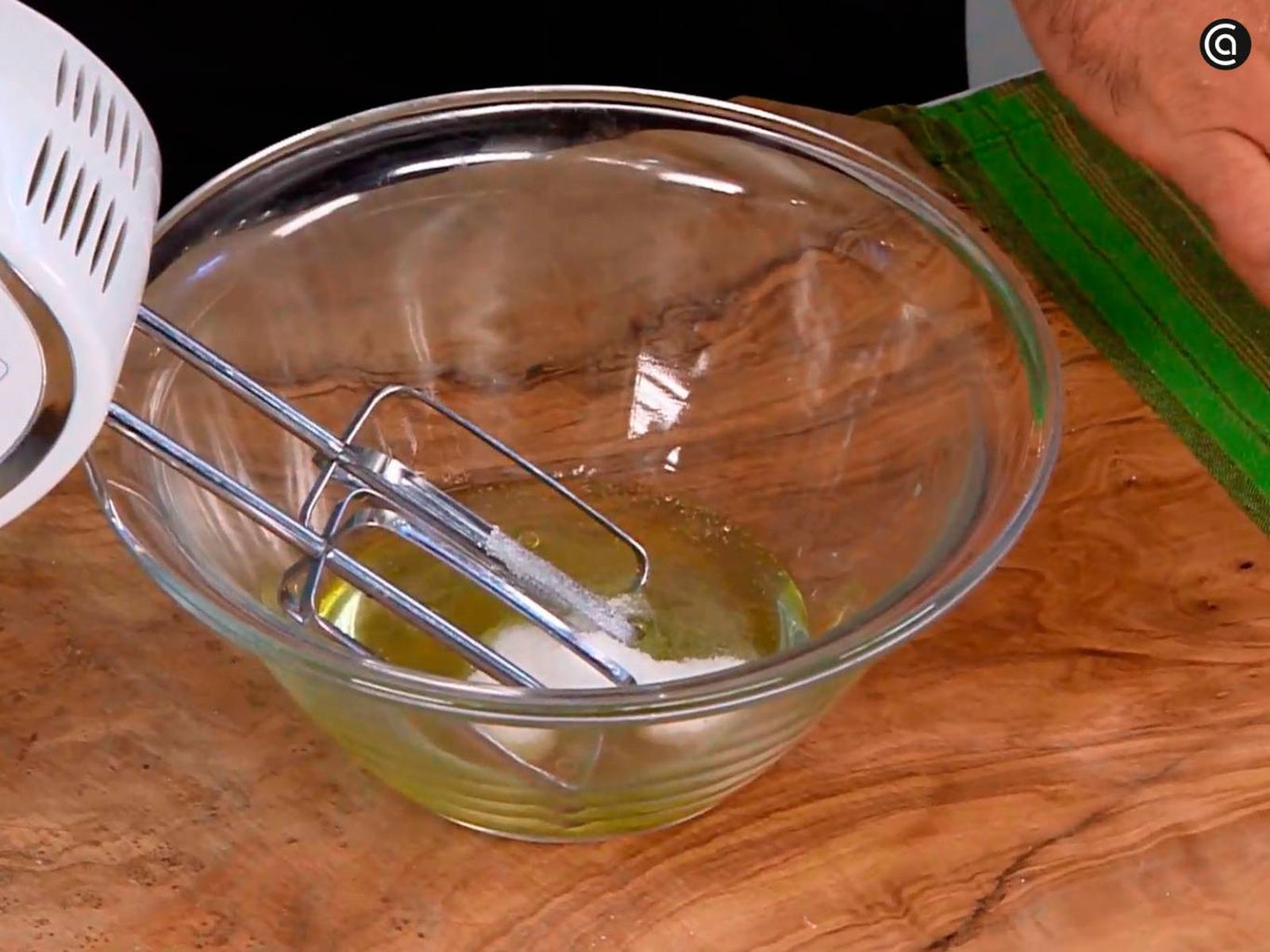 Monta las claras con el azúcar