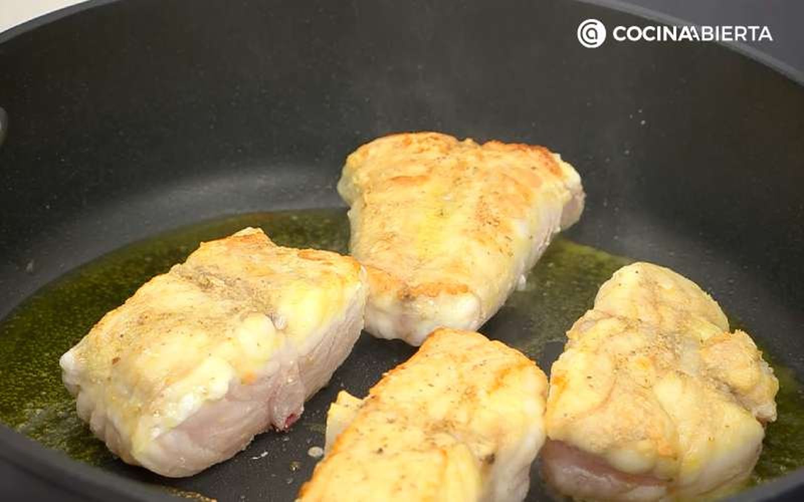 Fríe el pescado hasta que se dore por fuera Fríe el pescado hasta que se dore por fuera