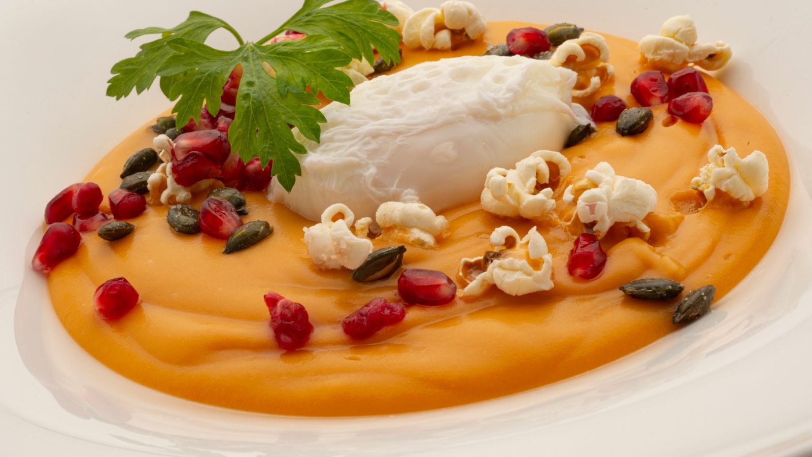 Crema de boniato con huevo poché, granada y palomitas, receta fácil de Joseba Arguiñano