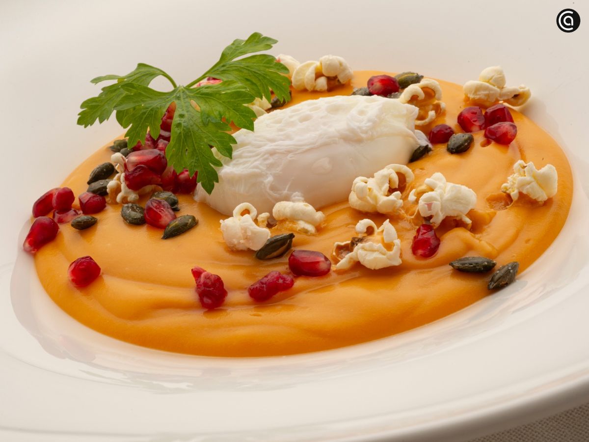 Crema de boniato con huevo poché, granada y palomitas, receta fácil de Joseba Arguiñano