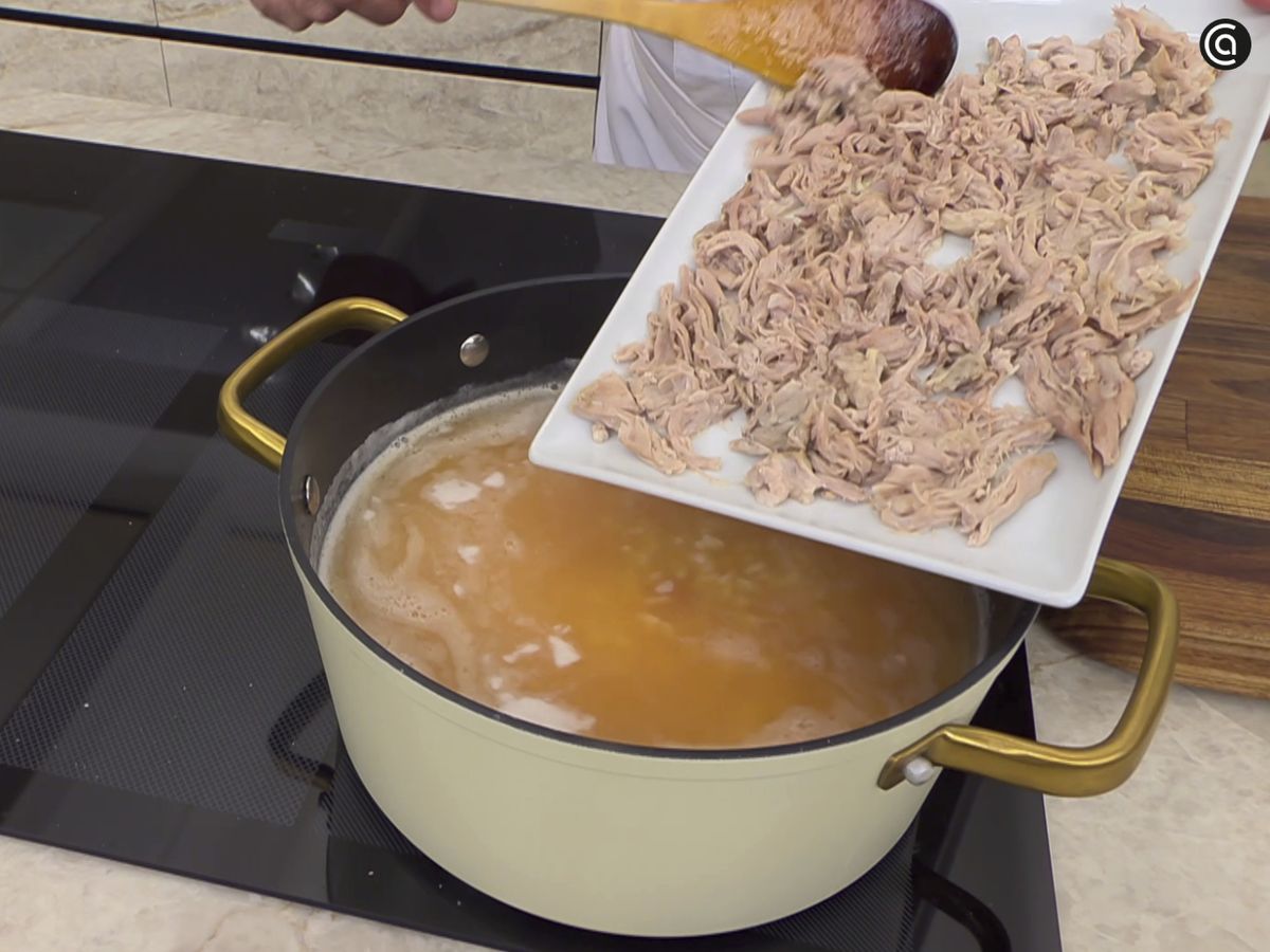 Añade la carne a la sopa y condimenta con comino y cúrcuma