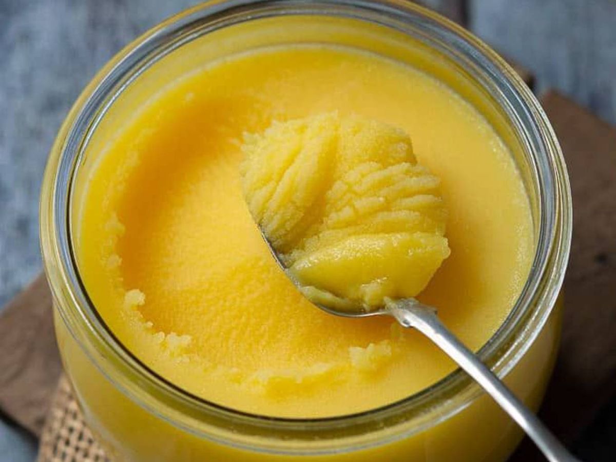 Ghee sólido a temperatura ambiente. Su textura granulada y su sabor tostado lo distinguen de la mantequilla clarificada