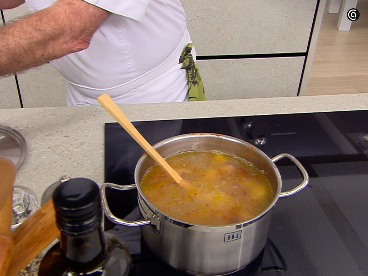 Cubre con el caldo de cocción de los mejillones