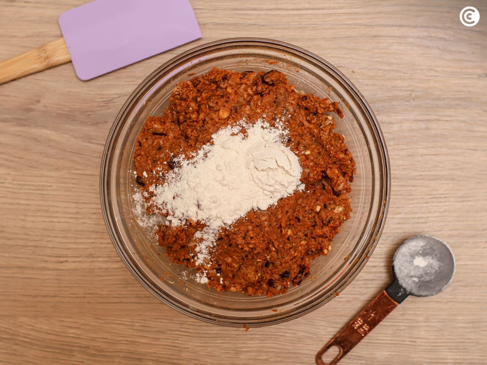 Mezclar los ingredientes para hacer la masa del chorizo vegano Mezclar los ingredientes para hacer la masa del chorizo vegano