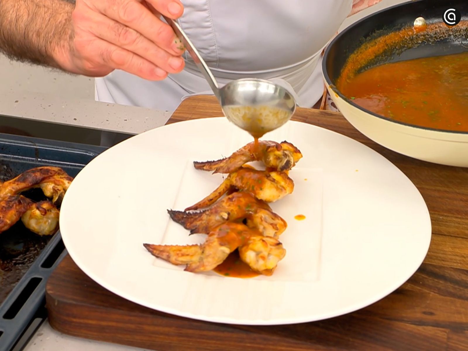 Rocía las alitas de pollo asadas con la salsa y disfruta