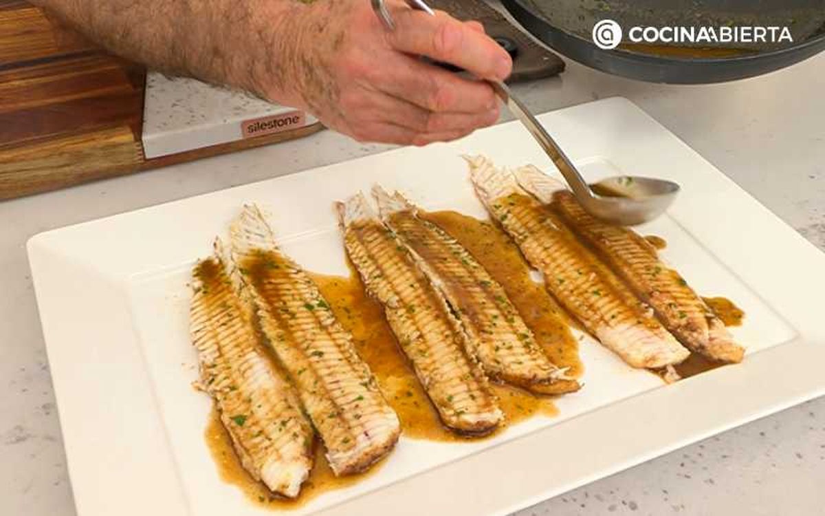 Vierte la salsa menier sobre el lenguado