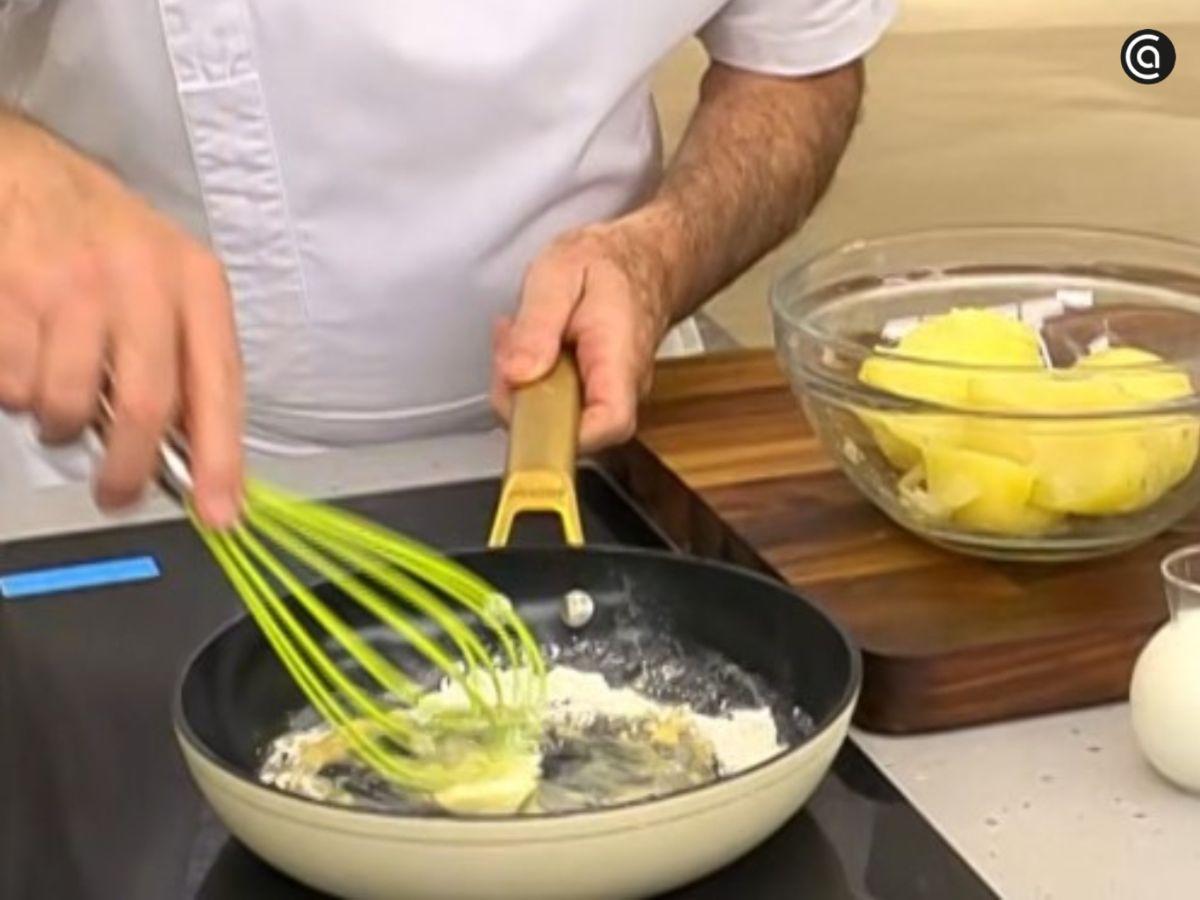 Cocinamos la mezcla removiendo constantemente para que la harina pierda el sabor crudo.