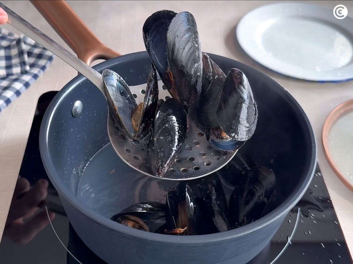 Abrir los mejillones para los espaguetis a la marinera