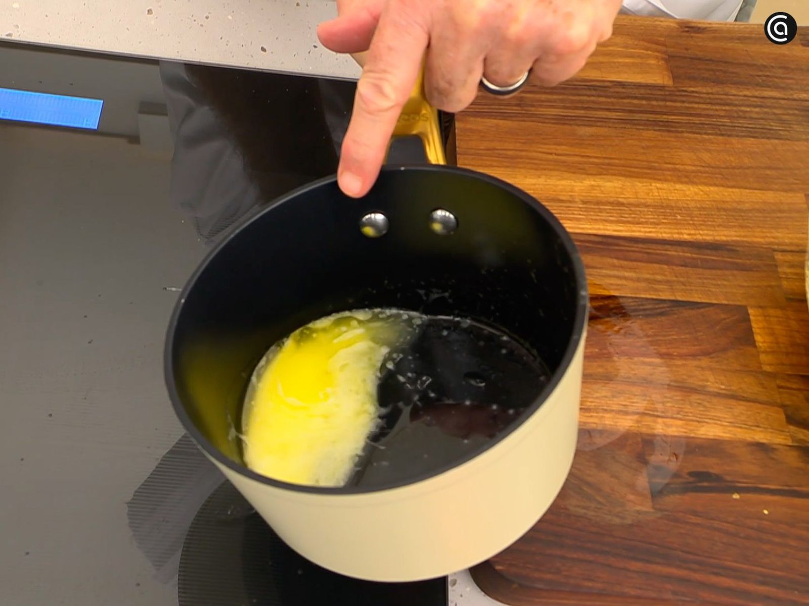 El suero no se utiliza para hacer la salsa bearnesa