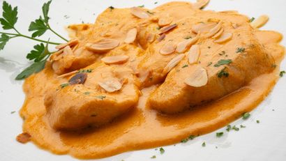 Medallones de pollo con salsa de almendras, de Karlos Arguiñano