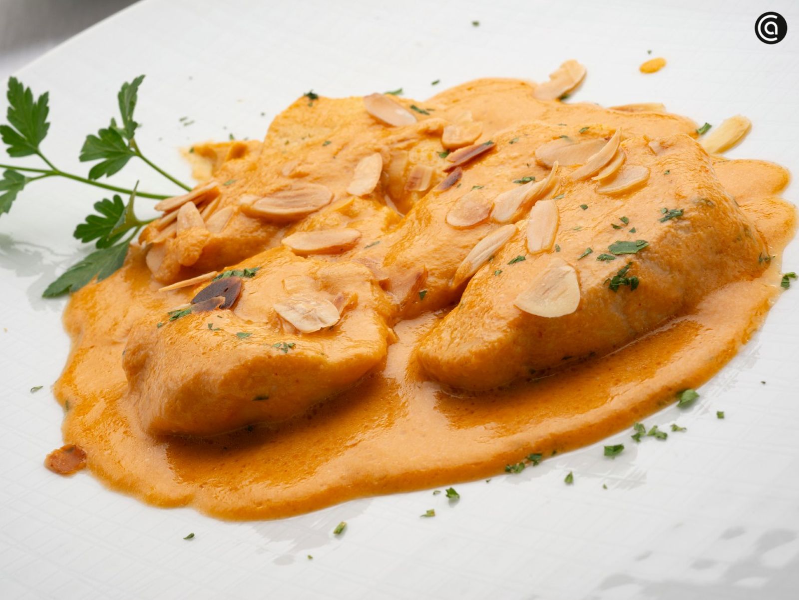 Medallones de pollo con salsa de almendras, de Karlos Arguiñano