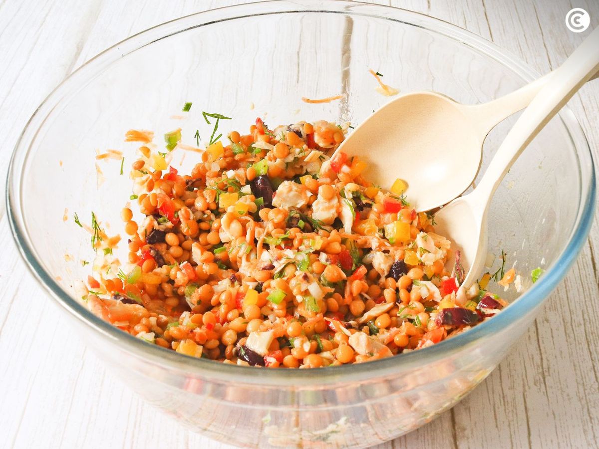 Aliñar la ensalada de lentejas y atún