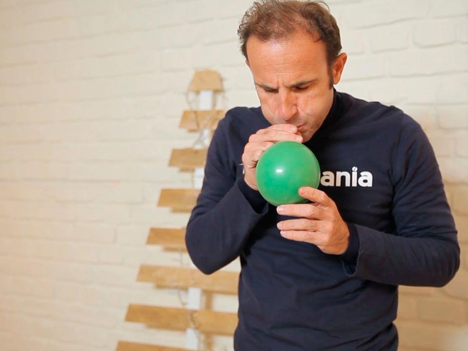 Cómo hacer bolas de Navidad con cuerdas paso 5