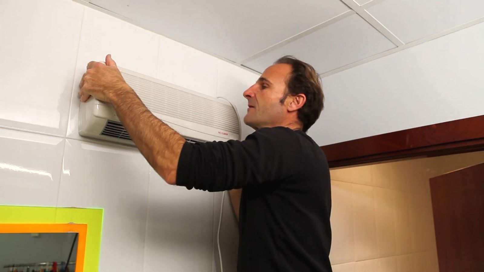 Cómo instalar un calefactor eléctrico de pared paso 7 Cómo instalar un calefactor eléctrico de pared paso 7