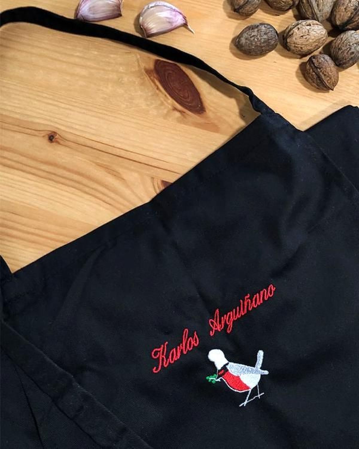 Ideas de regalo para amantes de la reposterÃ­a  delantal Karlos ArguiÃ±ano