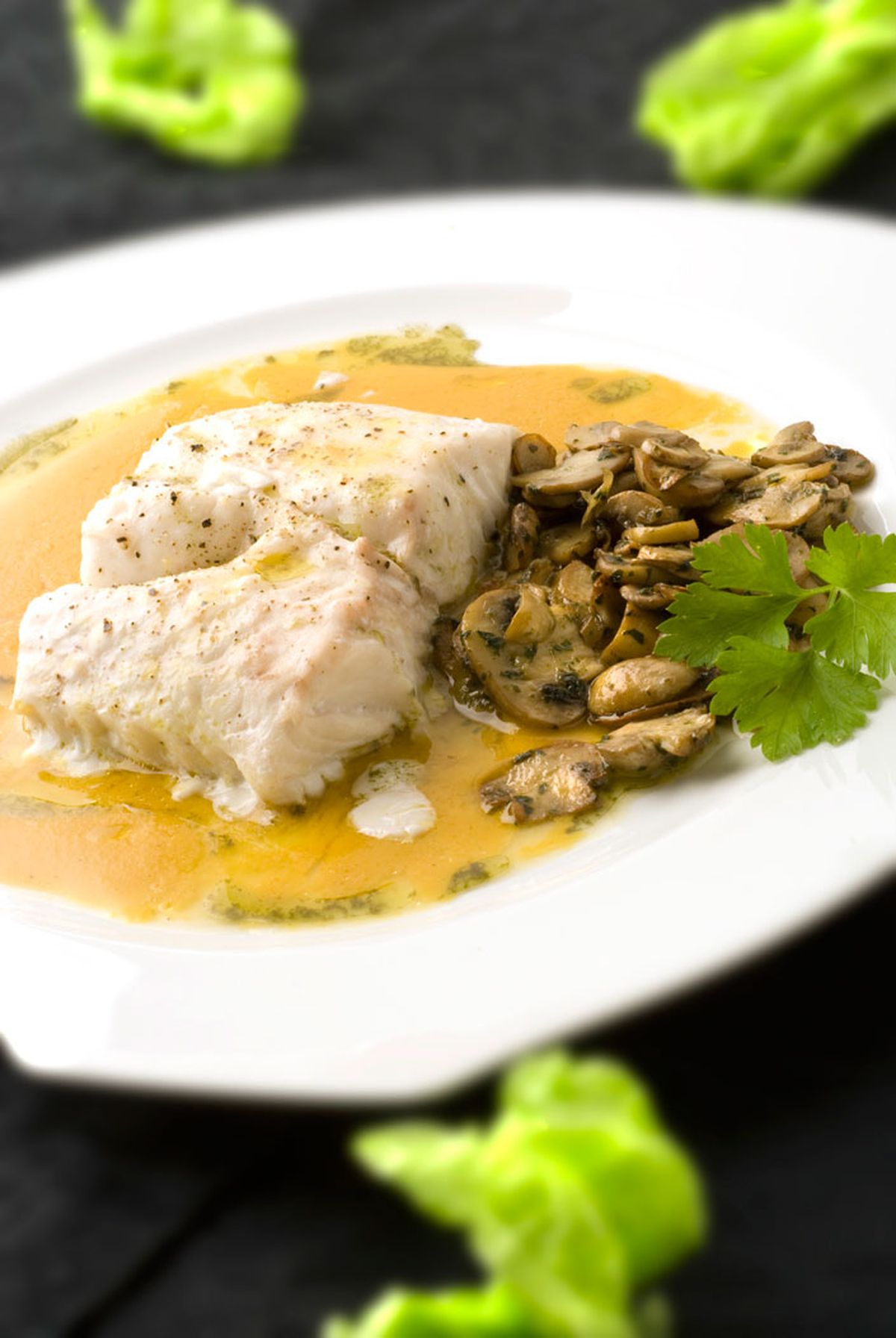 Merluza con champiñones y puré de pimiento amarillo