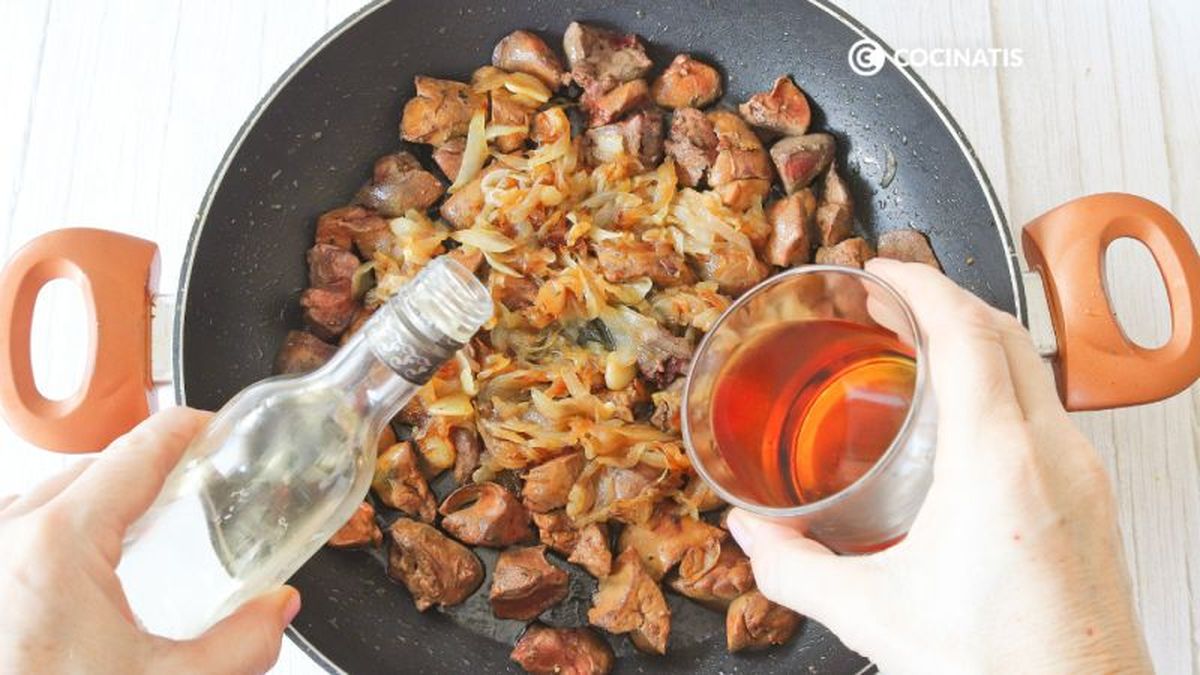 Agregamos brandy y vino blanco a los higaditos de pollo con cebolla
