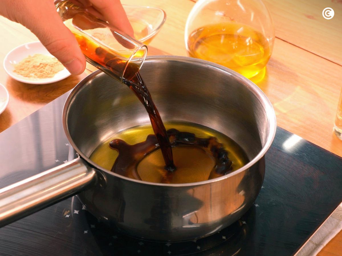 Añade a un cazo los ingredientes para la salsa teriyaki