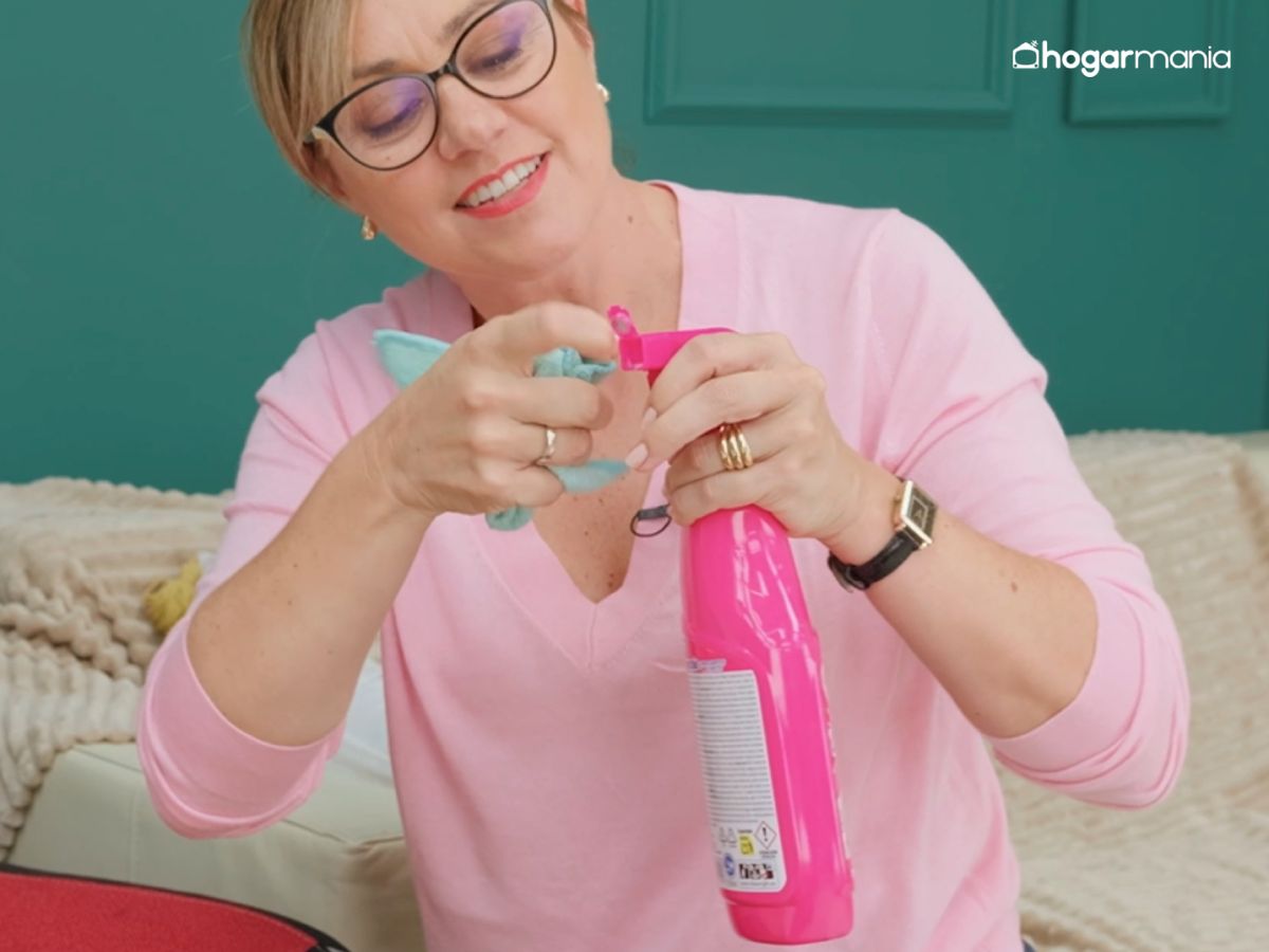 Regula la boquilla del pulverizador según la necesidad: más cerrada para concentrar la espuma, más abierta para una aplicación general.