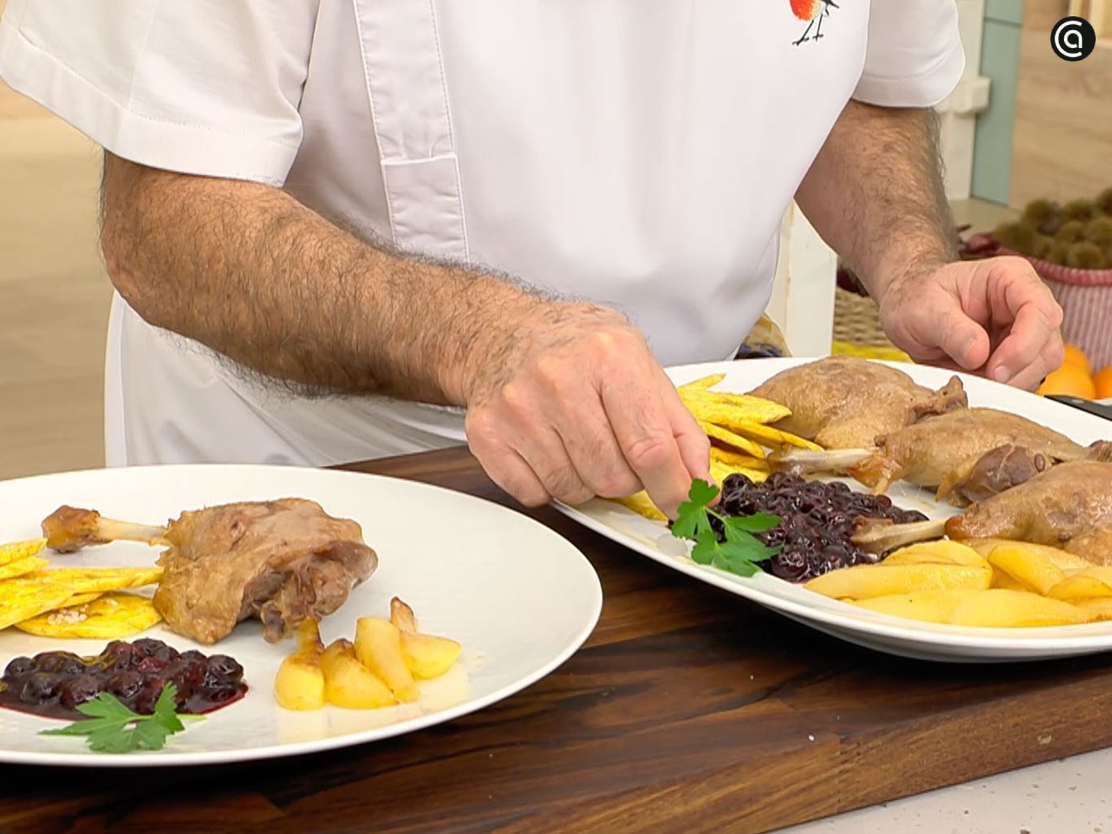 Acompaña el confit de pato con plátano macho frito y salsa de arándanos